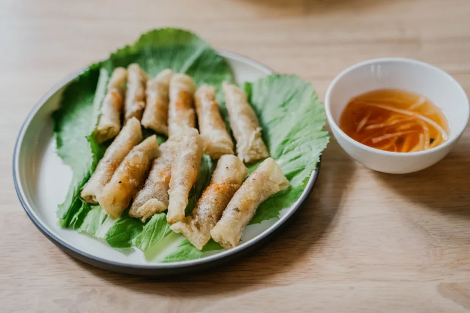 Khách ngồi ăn trò chuyện
