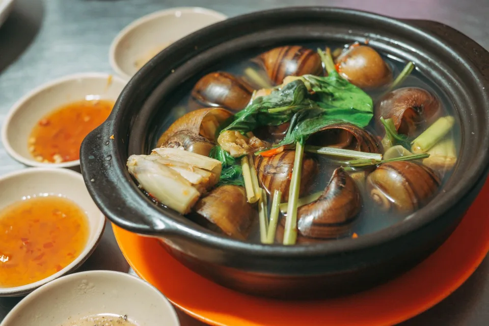 Bàn ăn ấm cúng tại Tiệm Nhà An